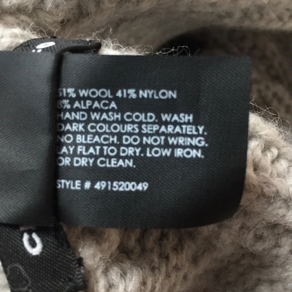 Club Monaco Micaila cable knit Infinity Scarf